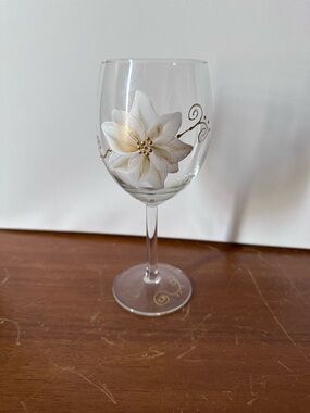 Hand-Painted White & Gold poinsettia Floral Wine Glass